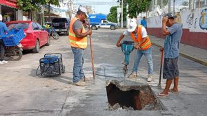 Programa “Caza Baches” mejora vialidades en distintos puntos de Puerto Escondido