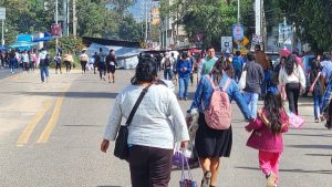 Bloqueos del magisterio oaxaqueño paralizan carreteras y generan caos vial en la capital