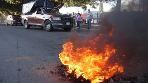 Bloquean vecinos instalación de tianguis y exigen diálogo en Oaxaca