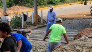 Autoridades municipales supervisan obras en Colotepec
