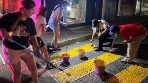 Agencia municipal pinta pasos peatonales en la calle 3ª Poniente en Puerto Escondido