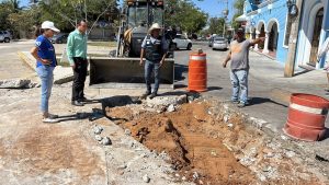 Agencia de Puerto Escondido repara bache en Rinconada y mejoran infraestructura educativa en el CAM #20