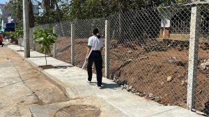 Pavimentan 50 metros de banqueta en la calle 9º Norte en Puerto Escondido