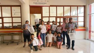 Entrega material didáctico de educación para adultos en comunidades de Colotepec