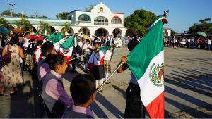 Conmemoran Día de la Bandera con desfile de escoltas en Puerto Escondido
