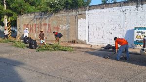 Agencia municipal de Puerto Escondido realiza jornada de limpieza en la calle 3º Poniente para mejorar la imagen urbana