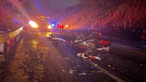 Un muerto y cuatro lesionados deja volcadura de urban en la autopista Barranca Larga–Ventanilla