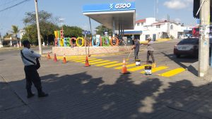 Atienden denuncia ciudadana con trabajos de señalética vial en Puerto Escondido, San Pedro Mixtepec