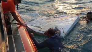 Rescatan con vida a cuatro pescadores tras volcadura de lancha en costas de Oaxaca