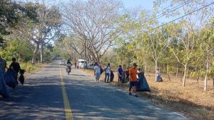 En Tututepec, jóvenes del SMN y ayuntamiento realizan tequio de limpieza en carretera hacia la cabecera municipal.