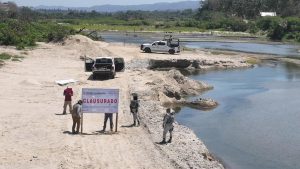 Profepa clausura bancos ilegales de materiales pétreos en el Río Tonameca