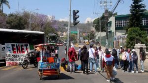 Normalistas y trabajadores de la UABJO bloquean vialidades clave en Oaxaca