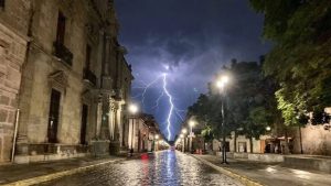 Tormenta eléctrica en Oaxaca deja una persona fallecida y múltiples daños en la capital