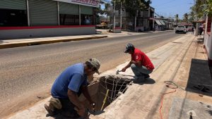 Agencia municipal de Puerto Escondido rehabilita tapas de la calle Álvaro Carrillo