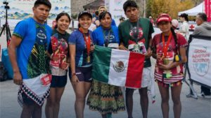Corredoras oaxaqueñas conquistan la Gran Muralla China: ganan oro y plata en histórico medio maratón