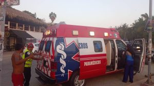 Rescatan a persona arrastrada por corriente de retorno en playa Zicatela