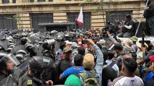 Integrantes de la CNTE se enfrentan con policías durante marcha en el Centro de la CDMX