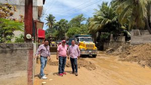 Gobierno de Colotepec retira tierra y escombro en la Colonia Marinero tras intensas lluvias
