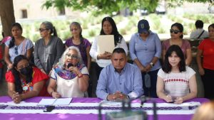 Acusan a Fiscalía de Oaxaca de encubrir a maestro señalado por abusar de 17 alumnas en Tehuantepec