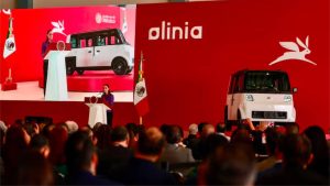Sheinbaum prueba el vehículo eléctrico Olinia y llega conduciendo a la Base Militar de Santa Lucía