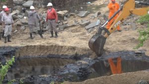 Vecinos señalan que un ducto de Pemex provocó derrame en calles de Salina Cruz
