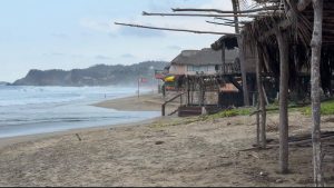 Cierran playa Zipolite por condiciones peligrosas de mar de fondo