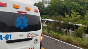 Autobús con peregrinos de Juchitán se sale de la carretera en Tututepec; reportan una persona lesionada