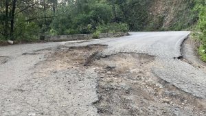 Comunidades de la Sierra Sur y la Región Chatina denuncian abandono de la carretera 131