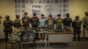 Detienen a cinco integrantes de célula criminal que operaba en la Costa de Oaxaca; les decomisan arsenal y equipo táctico