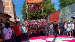 Tapetes de aserrín llenan de color, fe y tradición las calles de Huajuapan del León