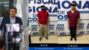 Detienen a dos integrantes de célula delictiva dedicada al robo de vehículos en Oaxaca