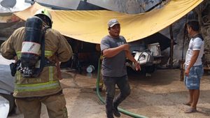 Incendio consume vivienda y taller de hojalatería en la colonia Vicente Guerrero de Huatulco; llaman a apoyar a la familia afectada
