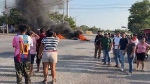 Juchitán estalla contra la Policía Estatal; bloquean carreteras y exigen liberar a nueve detenidos