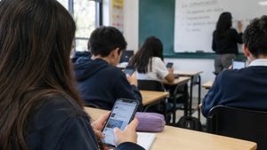 SEP acuerda regular el uso de celulares en aulas y refuerza la estrategia “ABC de las Emociones”