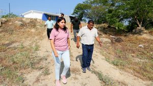 Autoridades de Colotepec Supervisan obras para rehabilitar la entrada de la Secundaria 249 en Puerto Escondido
