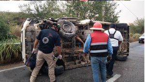 Atiende Protección Civil de Mixtepec volcadura de urvan sobre la 200