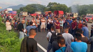 Continúa bloqueo en la carretera Panamericana; cerrado el paso del Istmo hacia Oaxaca