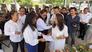 Fortalecen la alimentación escolar en Santa María Colotepec con entrega de utensilios a la primaria Juan Escutia