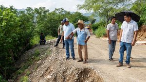 Supervisa gobierno de Colotepec avances del camino lateral en comunidades de la autopista Ventanilla–Barranca Larga