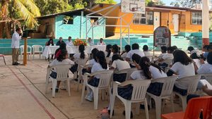 Escritor oaxaqueño comparte su obra literaria con estudiantes de Telesecundaria de Ventanilla
