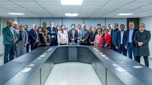 IMSS y sindicato acuerdan aumento salarial global de 8%; trabajadores disidentes expresan inconformidad
