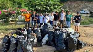 Realizan tequio de limpieza en panteones de Puerto Escondido previo a la celebración del Día de Muertos