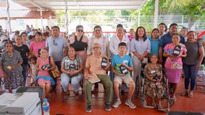 Entregan aparatos auditivos a beneficiarios de la Costa en Puerto Escondido