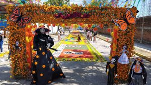 Estudiantes de Puerto Escondido crean tapetes de aserrín por Día de Muertos
