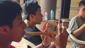 En Tututepec, jóvenes aprenden flauta de carrizo y tambor en taller de música ancestral