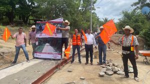 Inician pavimentación de camino en la comunidad de El Ciruelito